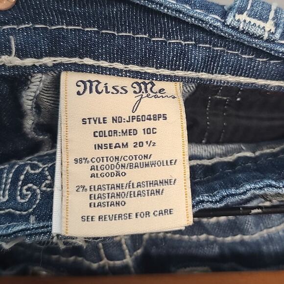 Miss Me Fleur de Lis Embellished Signature Capri Jeans - Picture 5 of 5